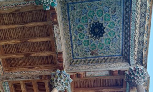 Teil der Decke der Bolo-Hovuz-Moschee