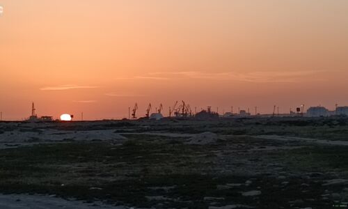 Sonnenuntergan mit Blick auf die Ölförderung