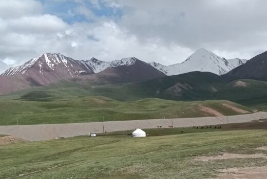Kirgistan, weite Flächen, Jurten, große Tierherden