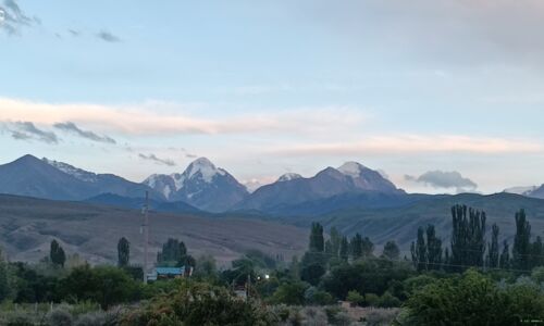 Blick vom Isikul zu den Bergen