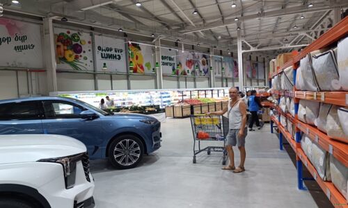 von wegen es gibt nichts zu kaufen in der Monglei :-)), sogar Autos im Supermarkt...